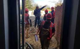 Bewust Veilig Dag: leerlingen ProCollege Nijmegen doen werkplekinstructie op onze bouwplaats, Giesbers