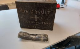 Eerste steen opnieuw onthuld bij oplevering transformatie kerk Heumen, Giesbers